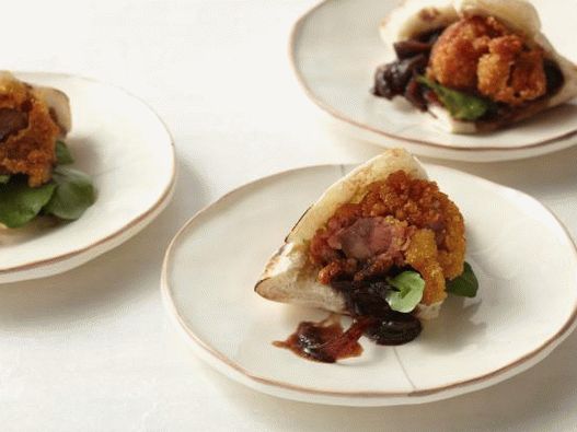 Photo fígado de frango à milanesa frito com cebola caramelizada e agrião em uma tortilla