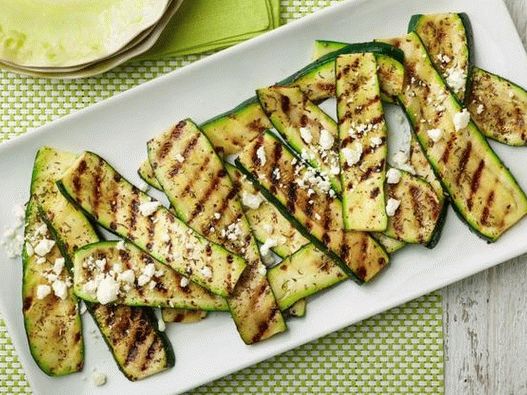 Foto abobrinha frita com sal picante e queijo feta