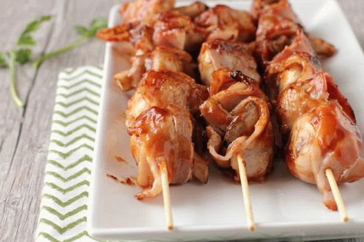Foto de cogumelos fritos com molho de churrasco envolto em bacon