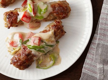 Foto salsichas fritas com molho de leite