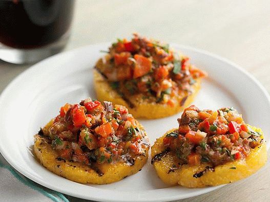 Bolachas de polenta fritas com molho de pimentos assados