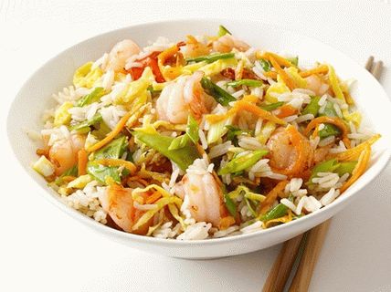 Foto camarão frito com arroz