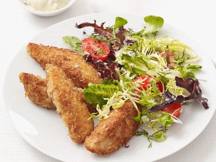 Foto de peito de frango frito na farinha de rosca com salada