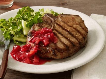 Foto Costeletas de porco naturais grelhadas com chutney de gengibre e ameixa