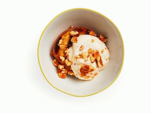Foto de pêssegos grelhados com chantilly