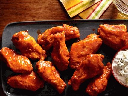 Foto de asas de búfalo fritas com molho