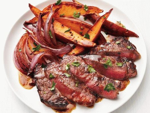 Foto bife assado com molho de cerveja e batata doce assada