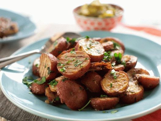 Foto de batatas fritas grelhadas com óleo de pimenta