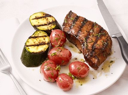 Foto de bife grelhado com batatas e abobrinha