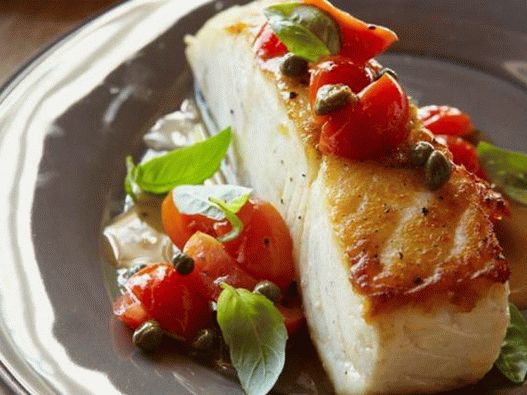 Foto de alabote frito com sementes de abóbora, alcaparras, tomate cereja e manjericão