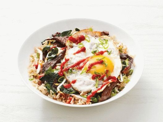Foto arroz frito com ovo e bife