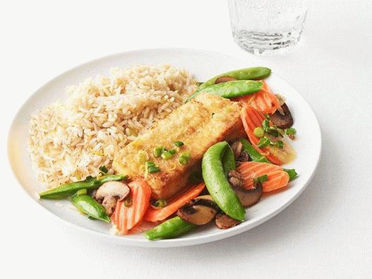 Foto de tofu frito com legumes