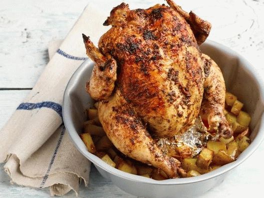 Foto Frango assado com batata em forma de bolo