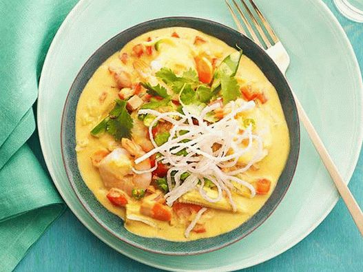 Foto curry amarelo tailandês com camarão e legumes