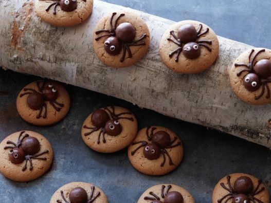 Foto assustadora de biscoitos de aranha com manteiga de amendoim