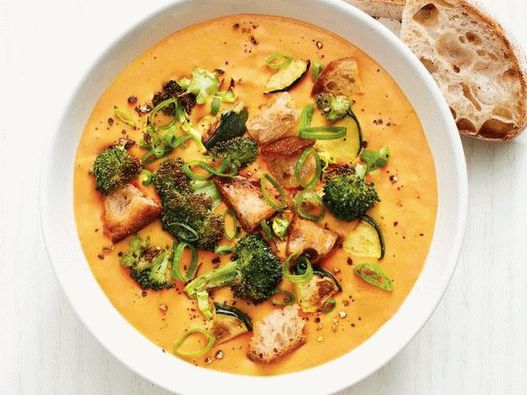 Foto do prato - purê de sopa de cenoura e gengibre com legumes cozidos