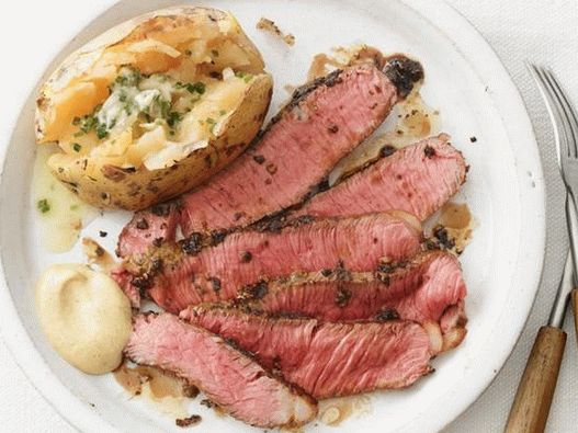 Foto do prato - lombo de bife sob uma crosta de ervas provençais e um prato de batatas assadas