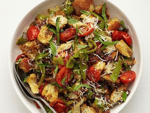 Foto salada de inverno com pão, tomate e pimentão