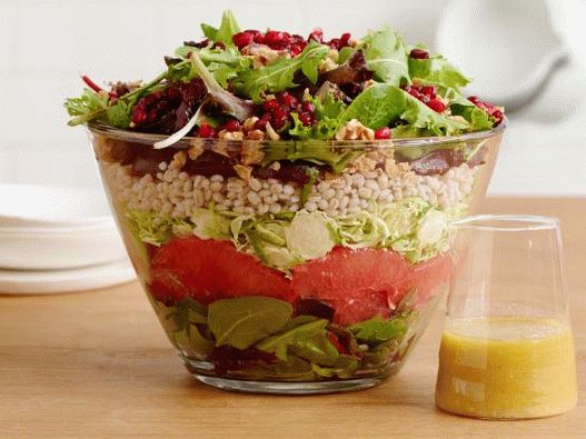 Foto Salada de sopro de inverno com beterraba e couve de Bruxelas